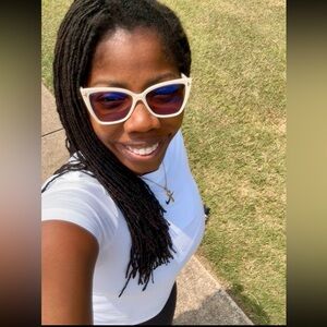 Meet your Posher, Oyin